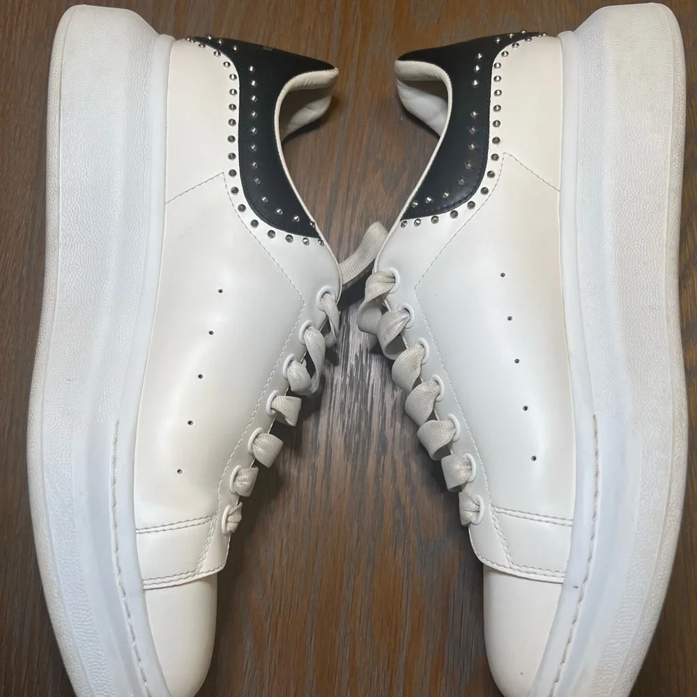 Alexander McQueen White and Black Athletic Shoes Sleek Design - Picture 9 of 11